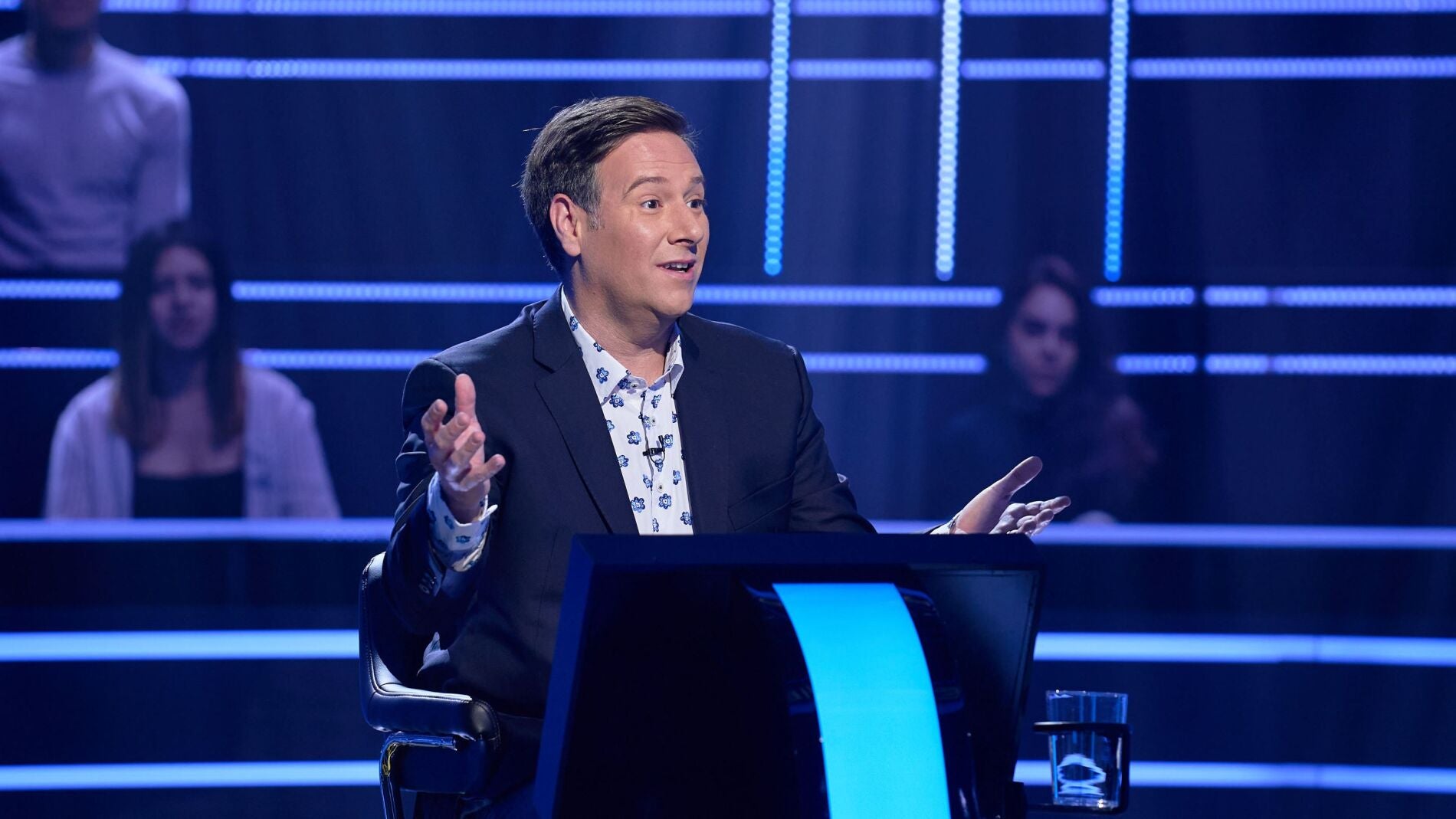 Los espíritus de Chiquito de la Calzada, Miguel Gila, Lina Morgan y Cantinflas guían a Carlos Latre a los 20.000 euros