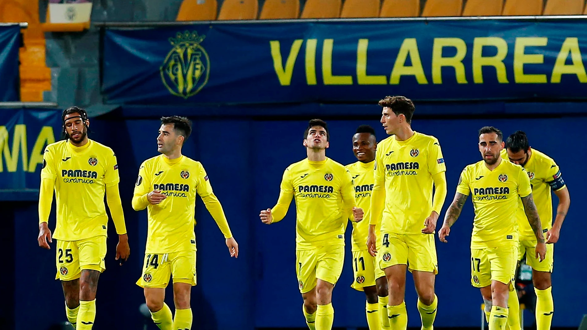 Los jugadores del Villarreal celebran un gol