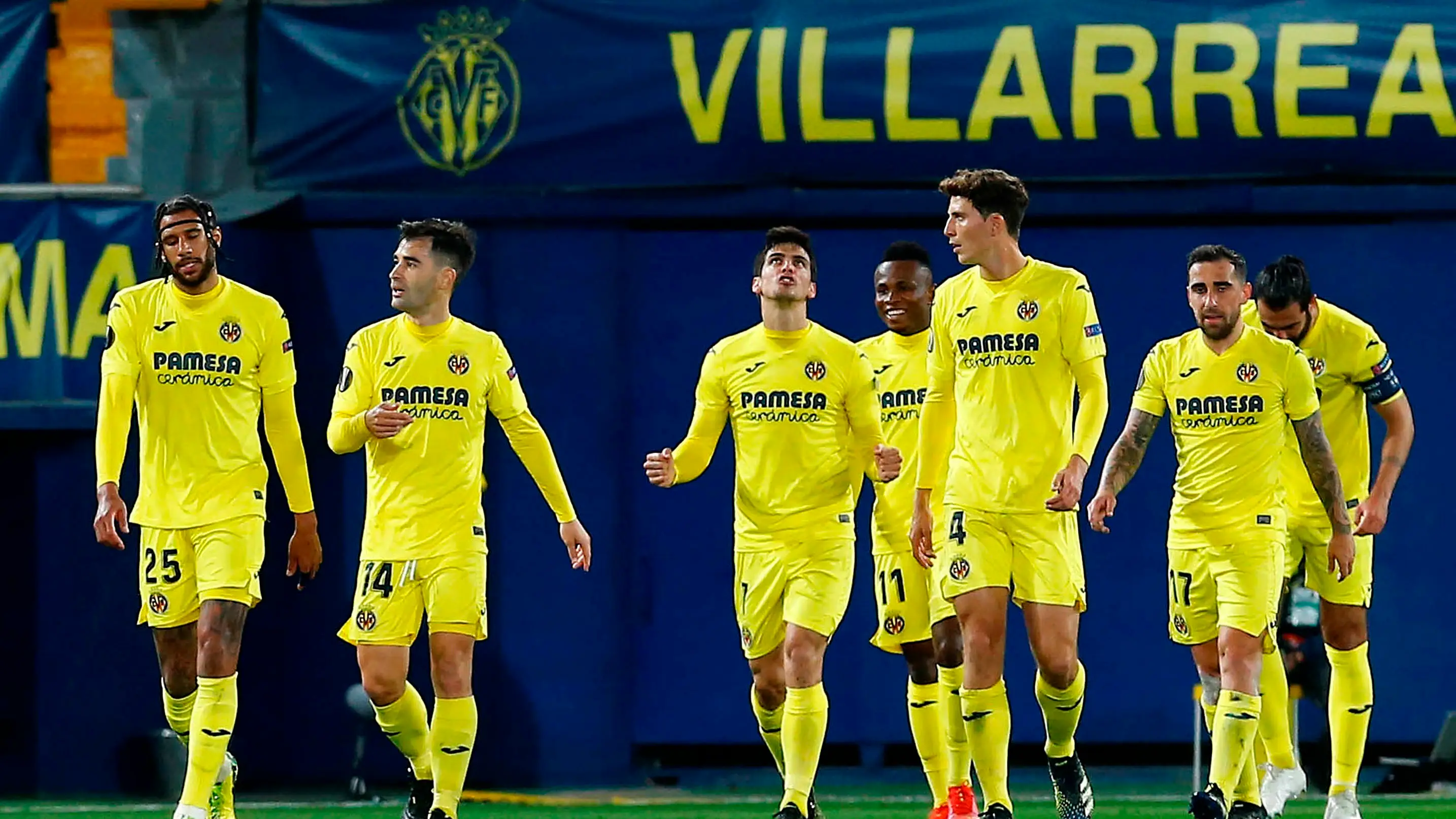 Los jugadores del Villarreal celebran un gol