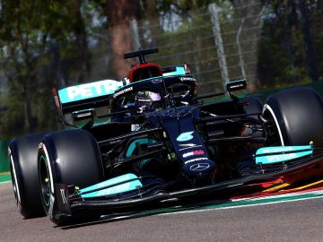 Mercedes domina los primeros libres en Imola, con Carlos Sainz sexto y Fernando Alonso séptimo