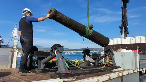 Recuperan en Galicia 2 cañones sumergidos que podrían ser del siglo XVI Recuperan en Galicia 2 cañones sumergidos que podrían ser del siglo XVI