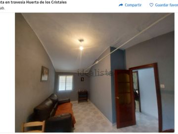 Venden una casa por Idealista con tensores de acero que atraviesan el domicilio