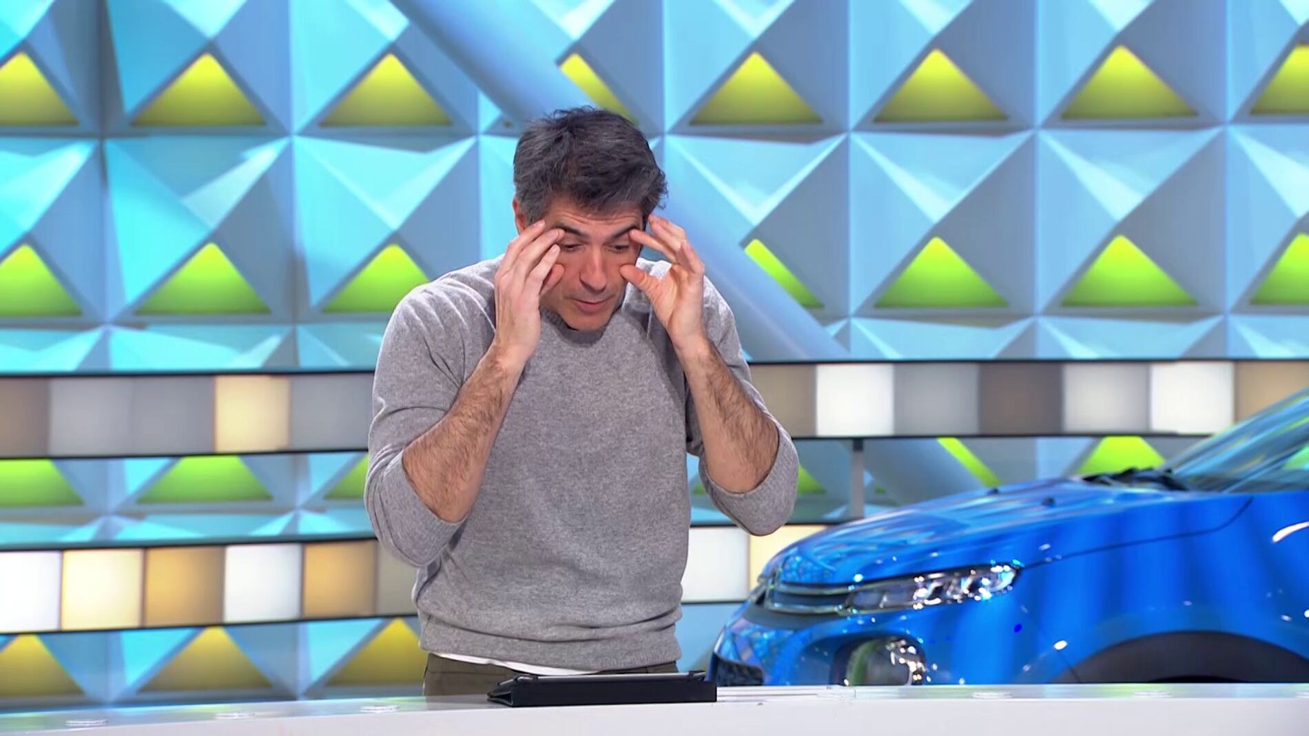 Jorge Fern&aacute;ndez se lamenta de su mala vista: &ldquo;&iquest;Y si me pongo gafitas para presentar?&rdquo;