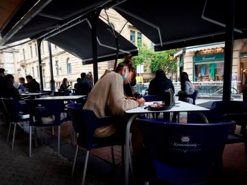 Varias personas en la terraza de un bar