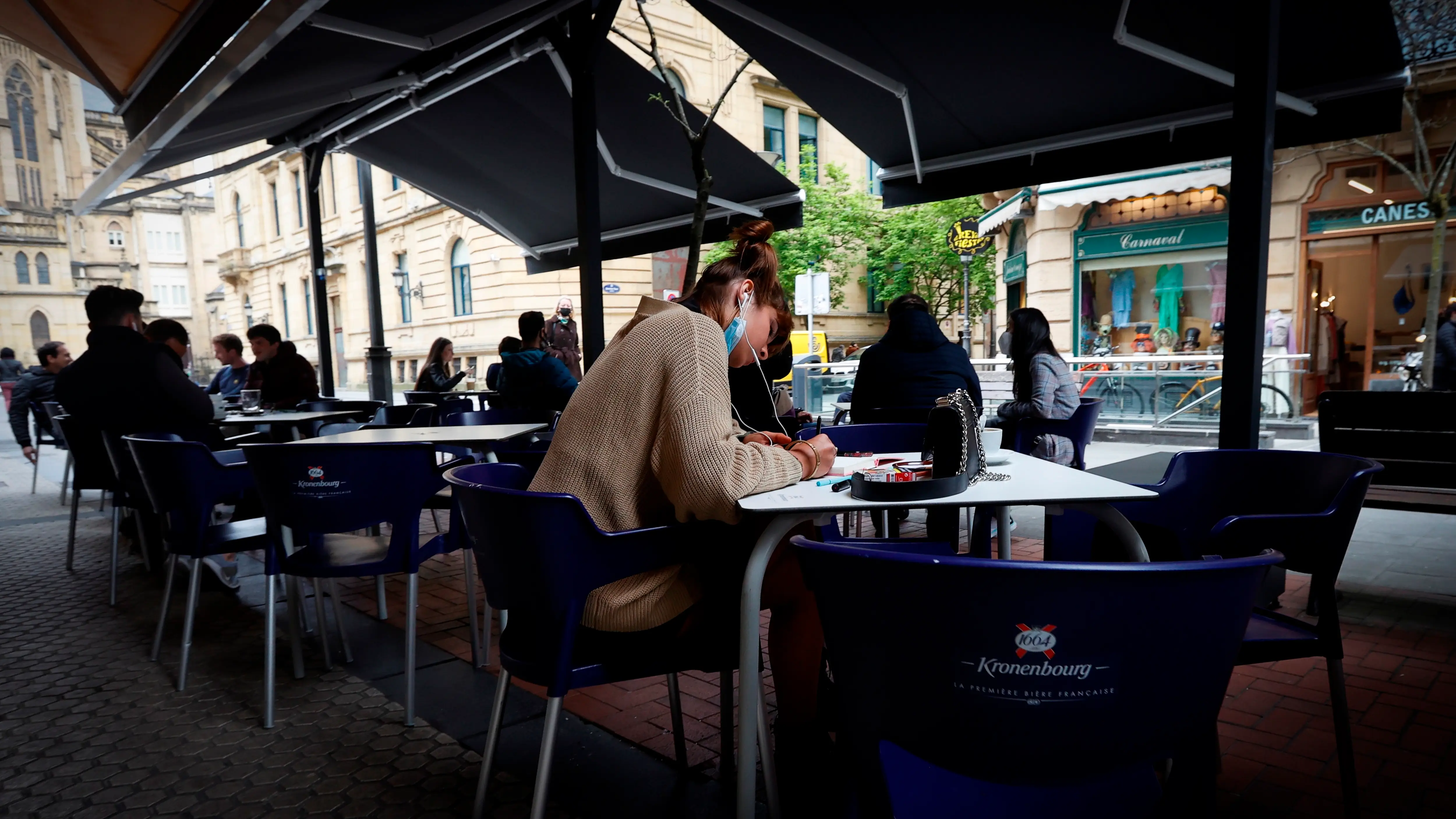 Varias personas en la terraza de un bar