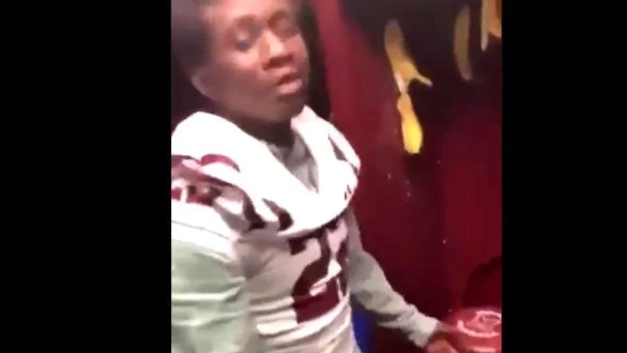 Lamentable episodio racista en una escuela de Estados Unidos: obligan a un jugador negro a sentarse en una taquilla con plátanos colgados Lamentable episodio racista en una escuela de Estados Unidos: obligan a un jugador negro a sentarse en una taquilla con plátanos colgados