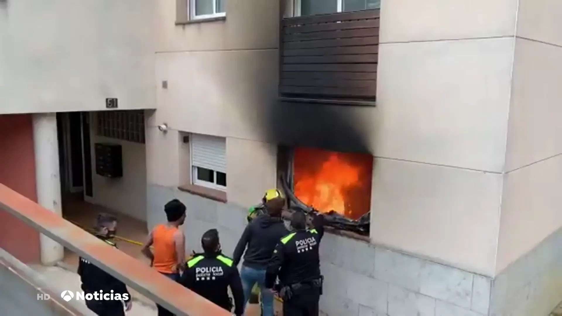 Dos muertos y varios heridos en el incendio de una casa de Girona Dos muertos y varios heridos en el incendio de una casa de Girona