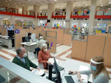 Personas haciendo la declaración de la renta Personas haciendo la declaración de la renta