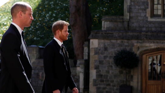 Los pr&iacute;ncipes Guillermo y Harry, en el funeral por el duque de Edimburgo