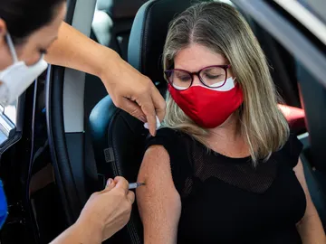 Una mujer recibe la vacuna contra el COVID-19 Una mujer recibe la vacuna contra el COVID-19