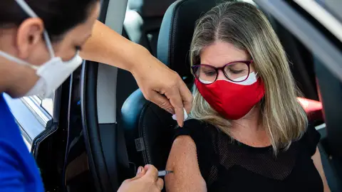 Una mujer recibe la vacuna contra el COVID-19 Una mujer recibe la vacuna contra el COVID-19