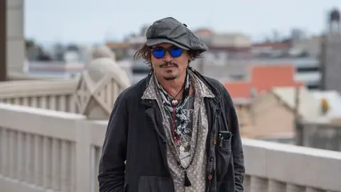 La tremenda acogida de Johnny Depp en Barcelona tras las nuevas pruebas presentadas en su juicio con Amber Heard La tremenda acogida de Johnny Depp en Barcelona tras las nuevas pruebas presentadas en su juicio con Amber Heard