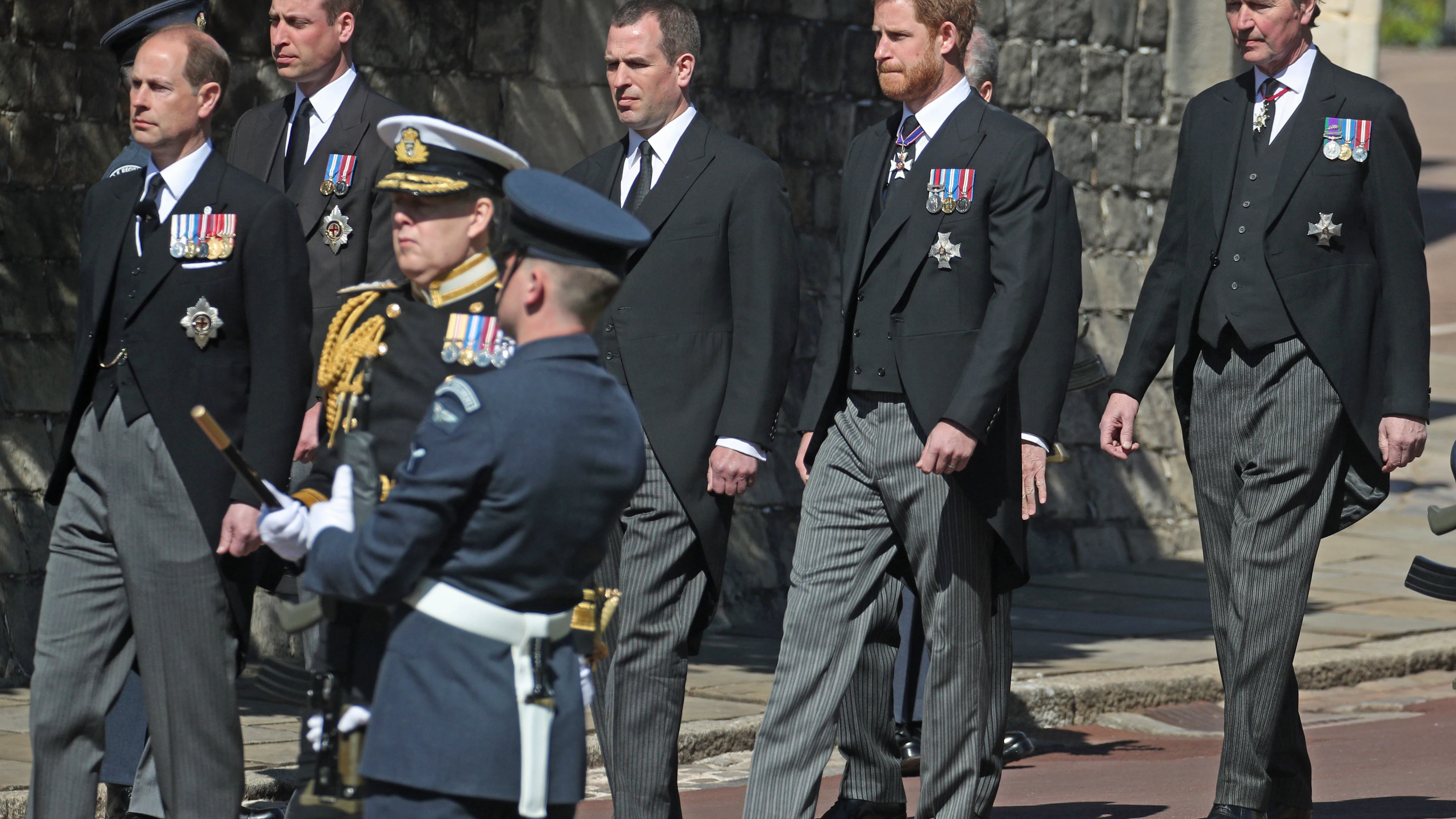El príncipe Harry y Guillermo en el funeral del Duque de Edimburgo El príncipe Harry y Guillermo en el funeral del Duque de Edimburgo