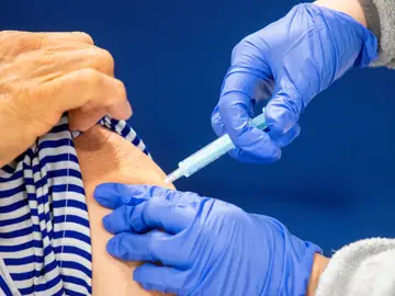 Sanitario administrando una vacuna contra el coronavirus Sanitario administrando una vacuna contra el coronavirus