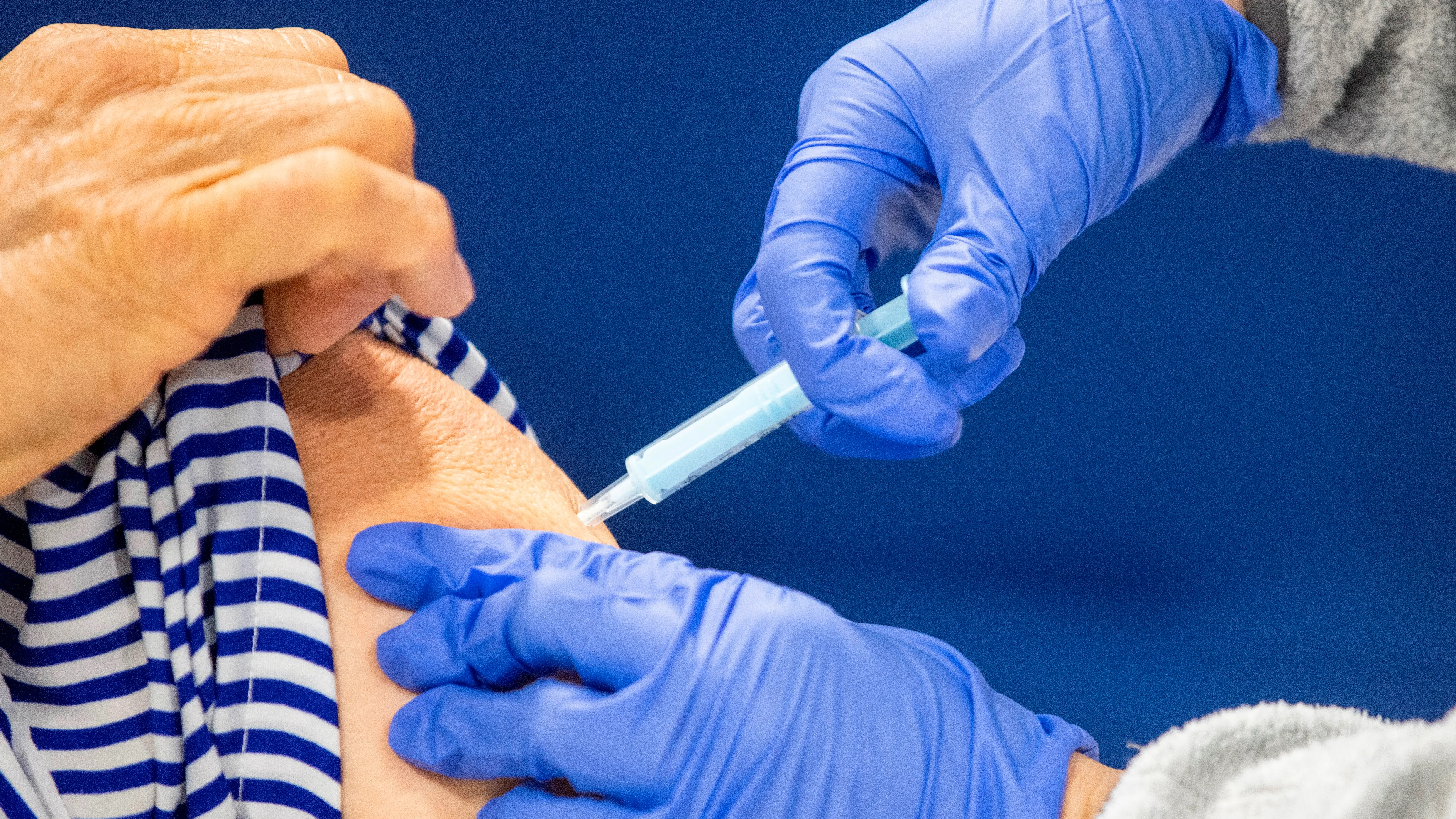 Sanitario administrando una vacuna contra el coronavirus Sanitario administrando una vacuna contra el coronavirus