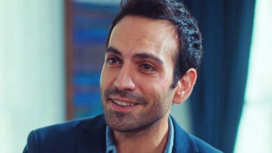 Un padre coraje por 'partida doble': Bugra Gülsoy también disfruta de la paternidad tras las cámaras de 'Mi hija'