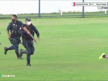 Un policía dispara a un jugador al intentar calmar una pelea que se produjo en un partido de fútbol en Brasil