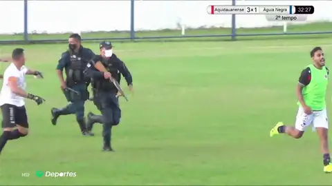 Un policía dispara a un jugador al intentar calmar una pelea que se produjo en un partido de fútbol en Brasil Un policía dispara a un jugador al intentar calmar una pelea que se produjo en un partido de fútbol en Brasil