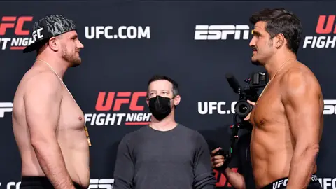 Romanov y Espino en el pesaje anterior al combate Romanov y Espino en el pesaje anterior al combate