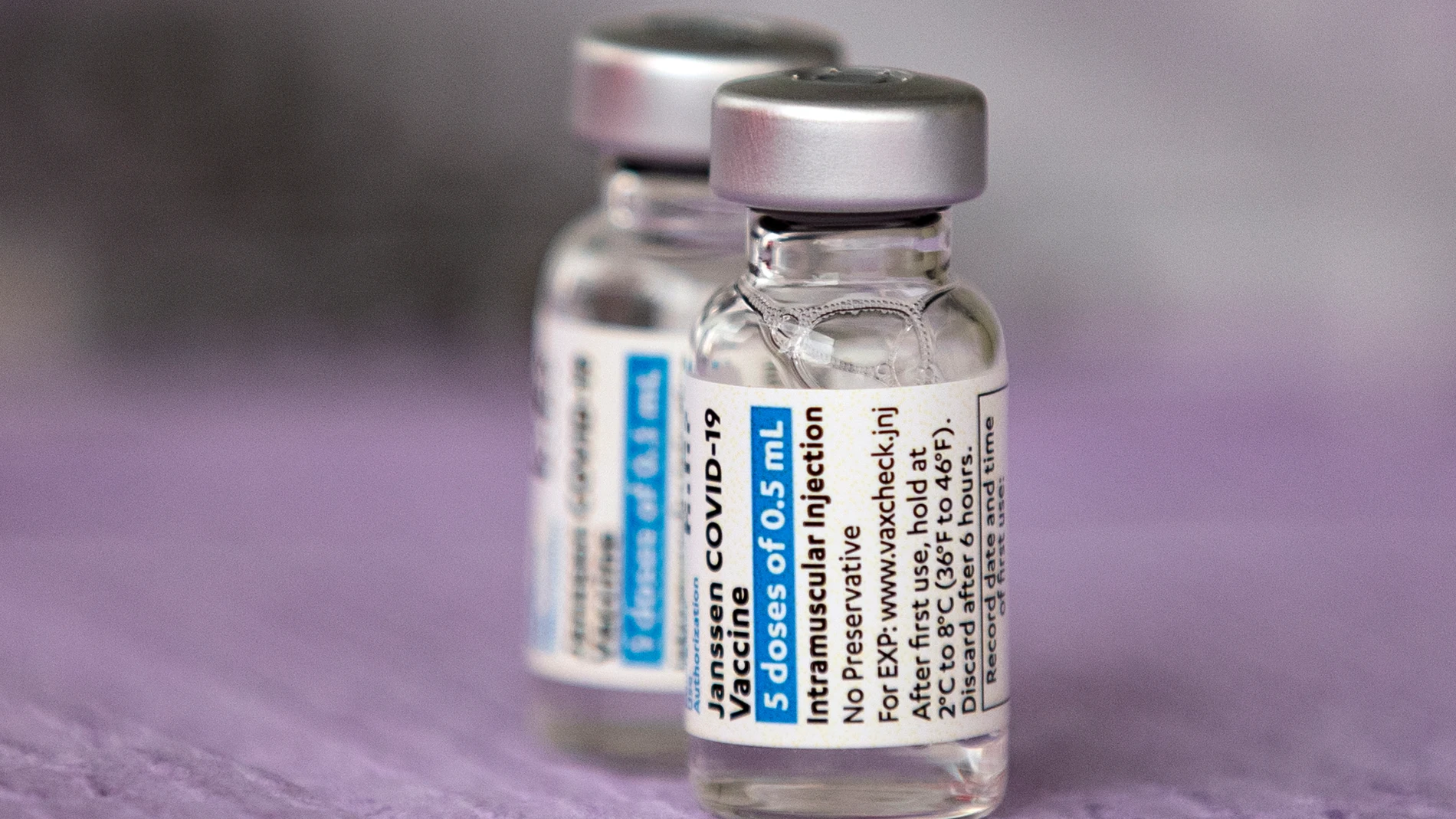 Dos viales de la vacuna Janssen contra el coronavirus