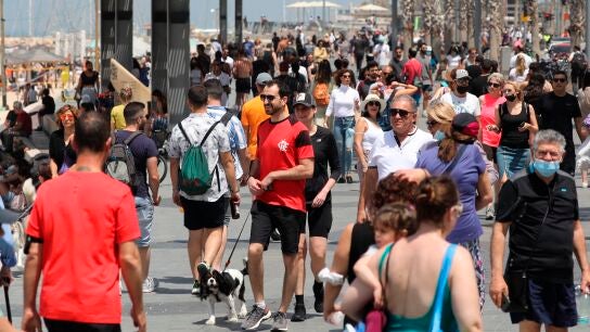 Personas en Tel Aviv, en Israel, sin mascarilla