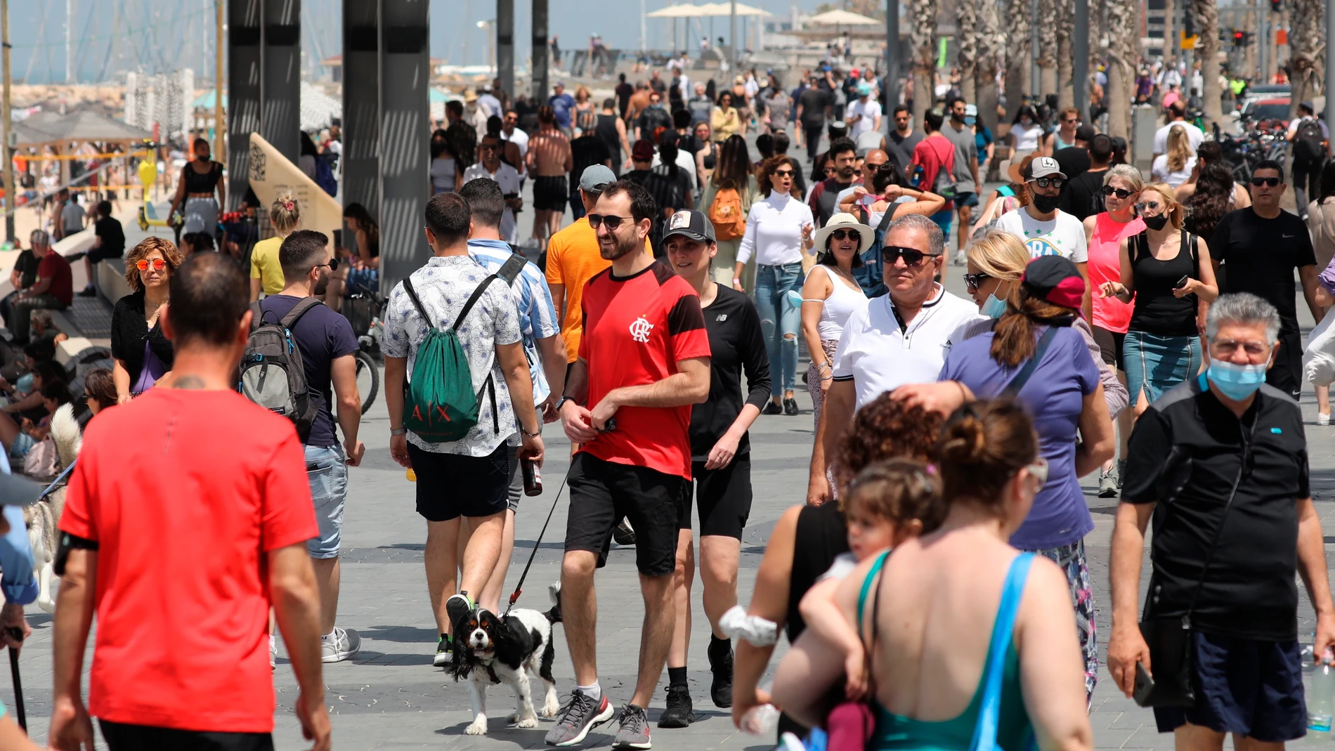 Personas en Tel Aviv, en Israel, sin mascarilla