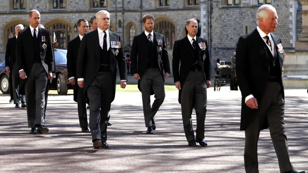 El príncipe Harry y el príncipe Guillermo en el funeral de Felipe de Edimburgo