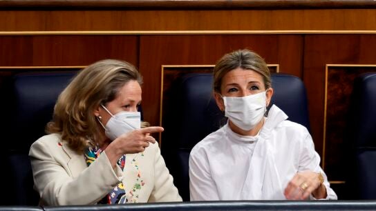Nadia Calvi&ntilde;o y Yolanda D&iacute;az dialogan en el Congreso de los Diputados