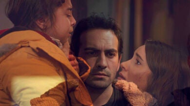 Demir condena su vida salvando la de Öykü: 