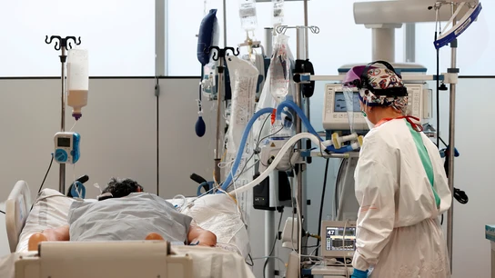 Una enfermera del Complejo Hospitalario de Navarra atiende a un paciente ingresado en la UCI Una enfermera del Complejo Hospitalario de Navarra atiende a un paciente ingresado en la UCI
