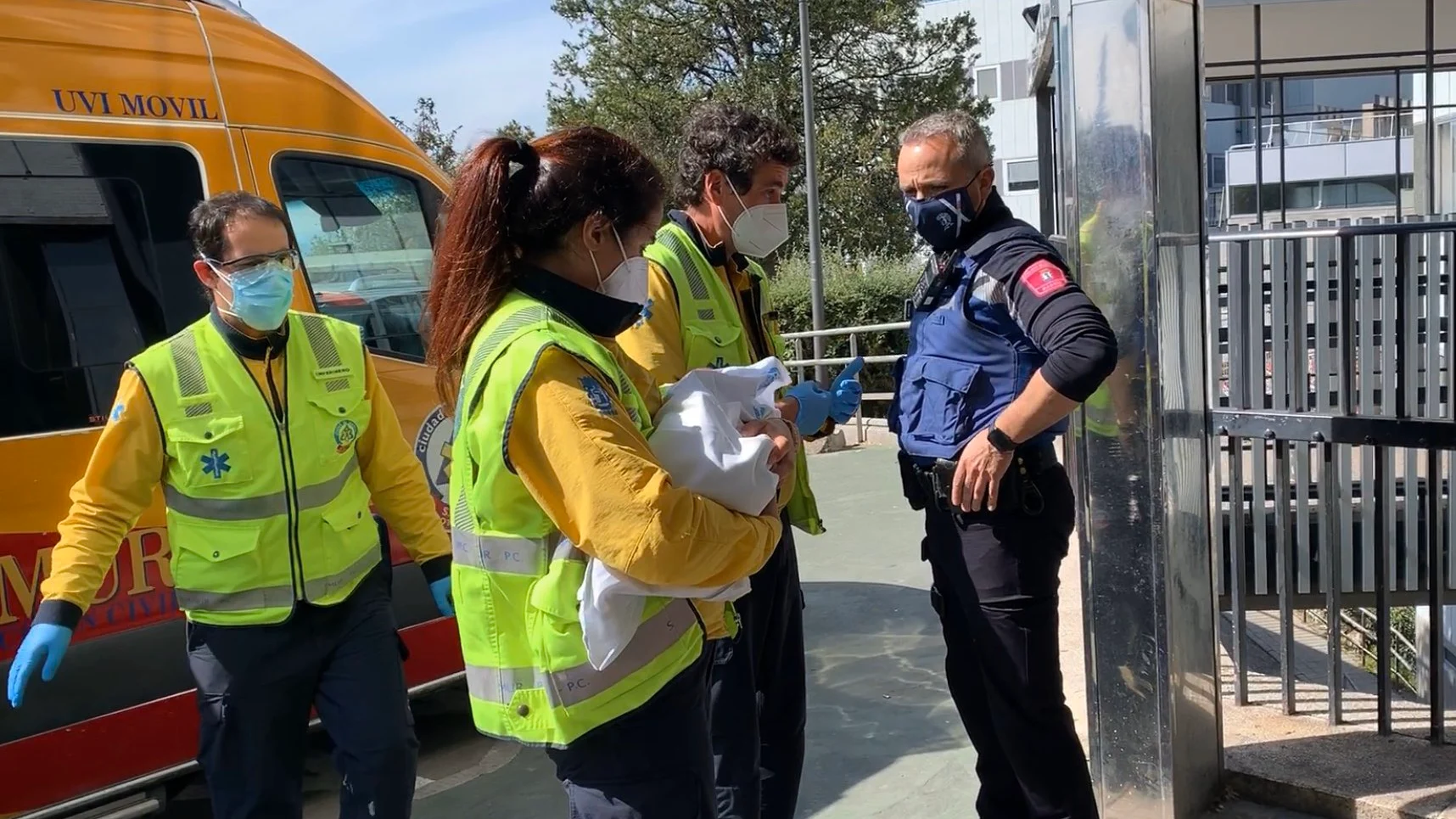 Hallan a un bebé abandonado en una caja de cartón en Fuencarral Hallan a un bebé abandonado en una caja de cartón en Fuencarral