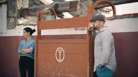 El vídeo de campaña de Vox con Rocío Monasterio toreando y Santiago Abascal en el burladero fumándose un puro El vídeo de campaña de Vox con Rocío Monasterio toreando y Santiago Abascal en el burladero fumándose un puro