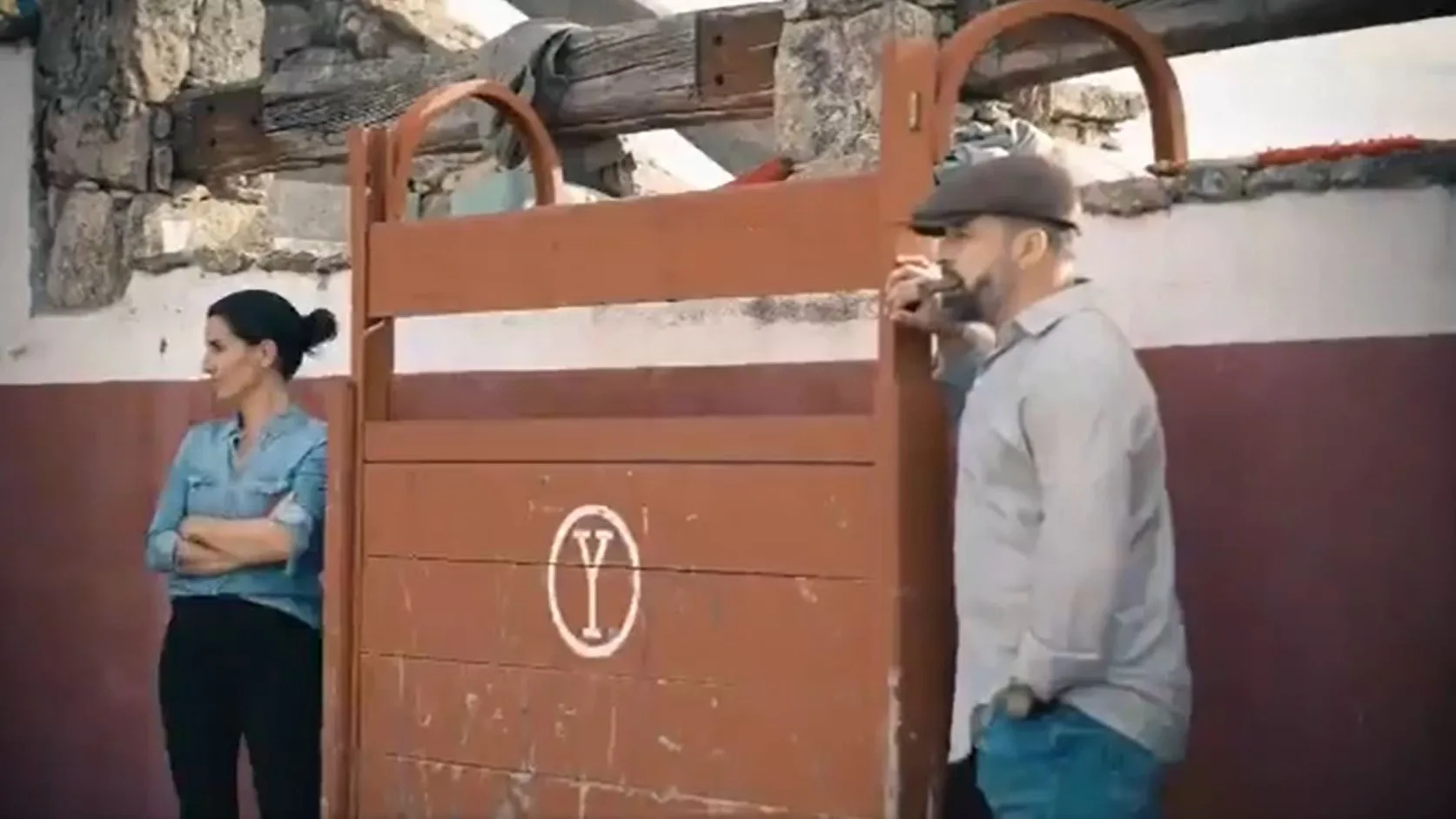 El v&iacute;deo de campa&ntilde;a de Vox con Roc&iacute;o Monasterio toreando y Santiago Abascal en el burladero fum&aacute;ndose un puro 
