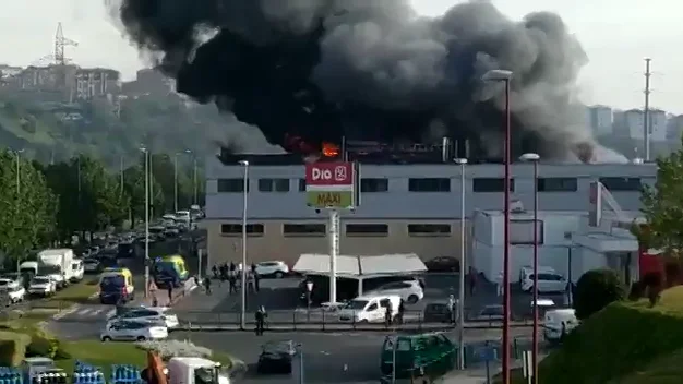 Un incendio en una empresa de Barakaldo lleva a las autoridades a pedir que los vecinos cierren las ventanas