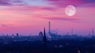 Superluna rosa o luna de huevo