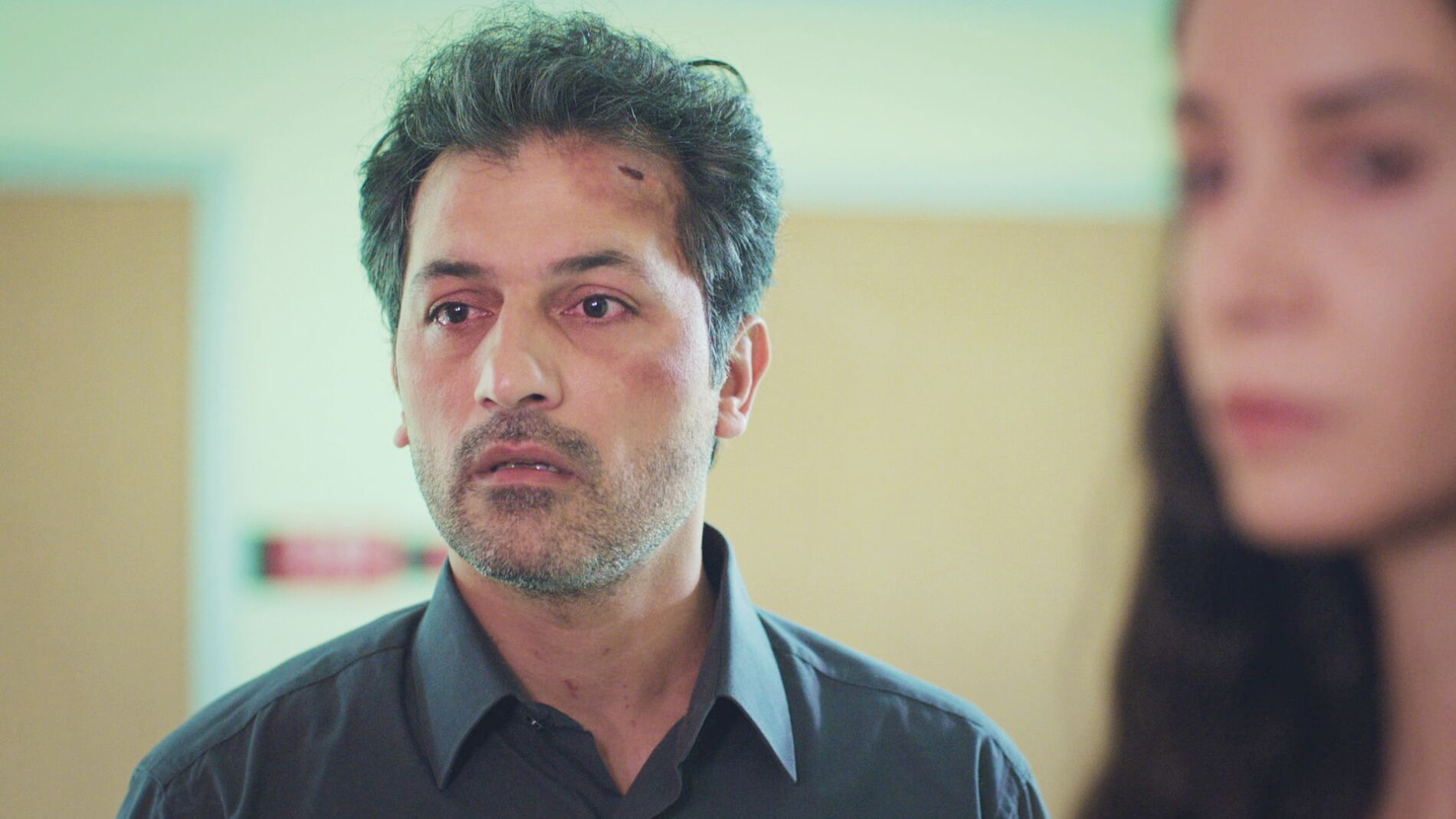 La reacci&oacute;n de Arif y Piril al ver a Bahar y Sarp durmiendo juntos 