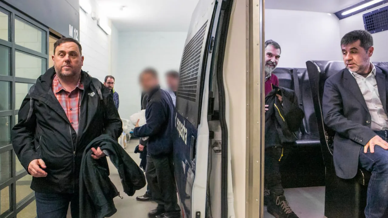 Orion Junqueras a punto de entrar en furg&oacute;n policial junto a Jordi S&agrave;nchez y Jordi Cuixart