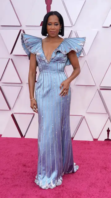 Regina King, con un espectacular vestido de Louis Vuitton hecho a medida Alfombra roja Premios Oscar 2021