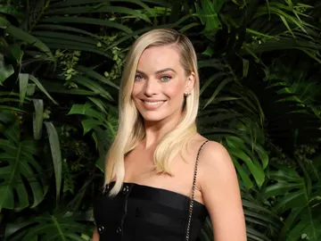 Margot Robbie posando ante los medios Margot Robbie posando ante los medios
