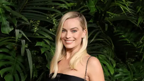 Margot Robbie posando ante los medios Margot Robbie posando ante los medios