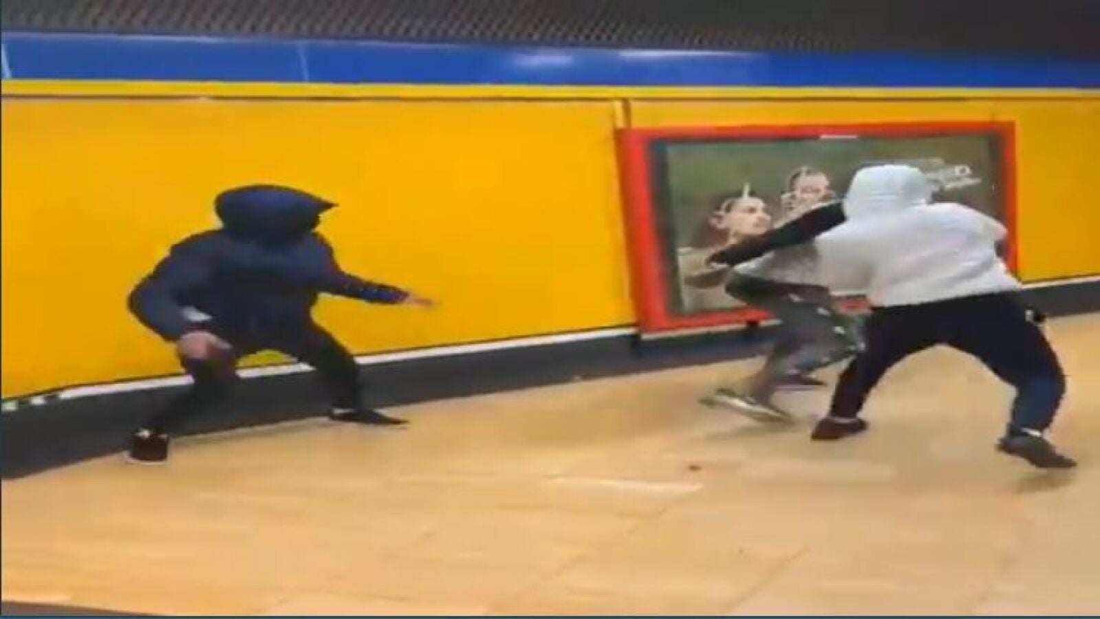 Unos jóvenes destrozan a pedradas el cartel electoral de Vox en el metro de Madrid