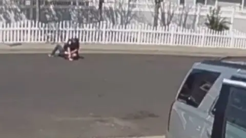 El momento en el que el policía golpea al menor con autismo en EEUU El momento en el que el policía golpea al menor con autismo en EEUU