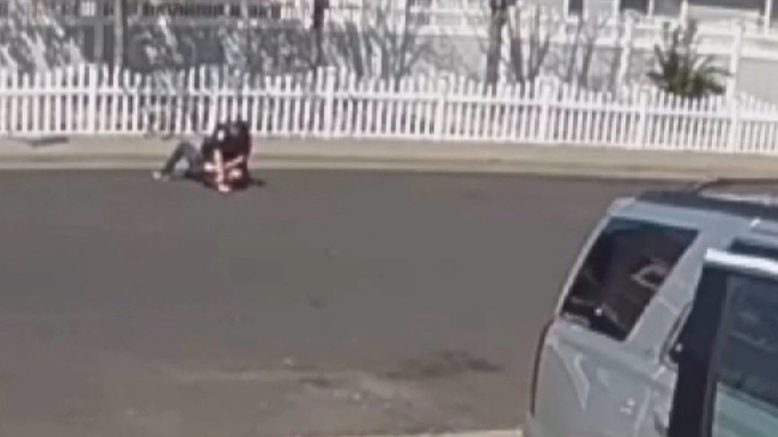 El momento en el que el policía golpea al menor con autismo en EEUU El momento en el que el policía golpea al menor con autismo en EEUU