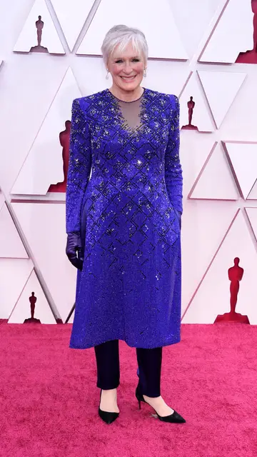 Glenn Close, nominada a mejor actriz de reparto por 'Hillbilly', con un original diseño de Armani Privé Alfombra roja Premios Oscar 2021