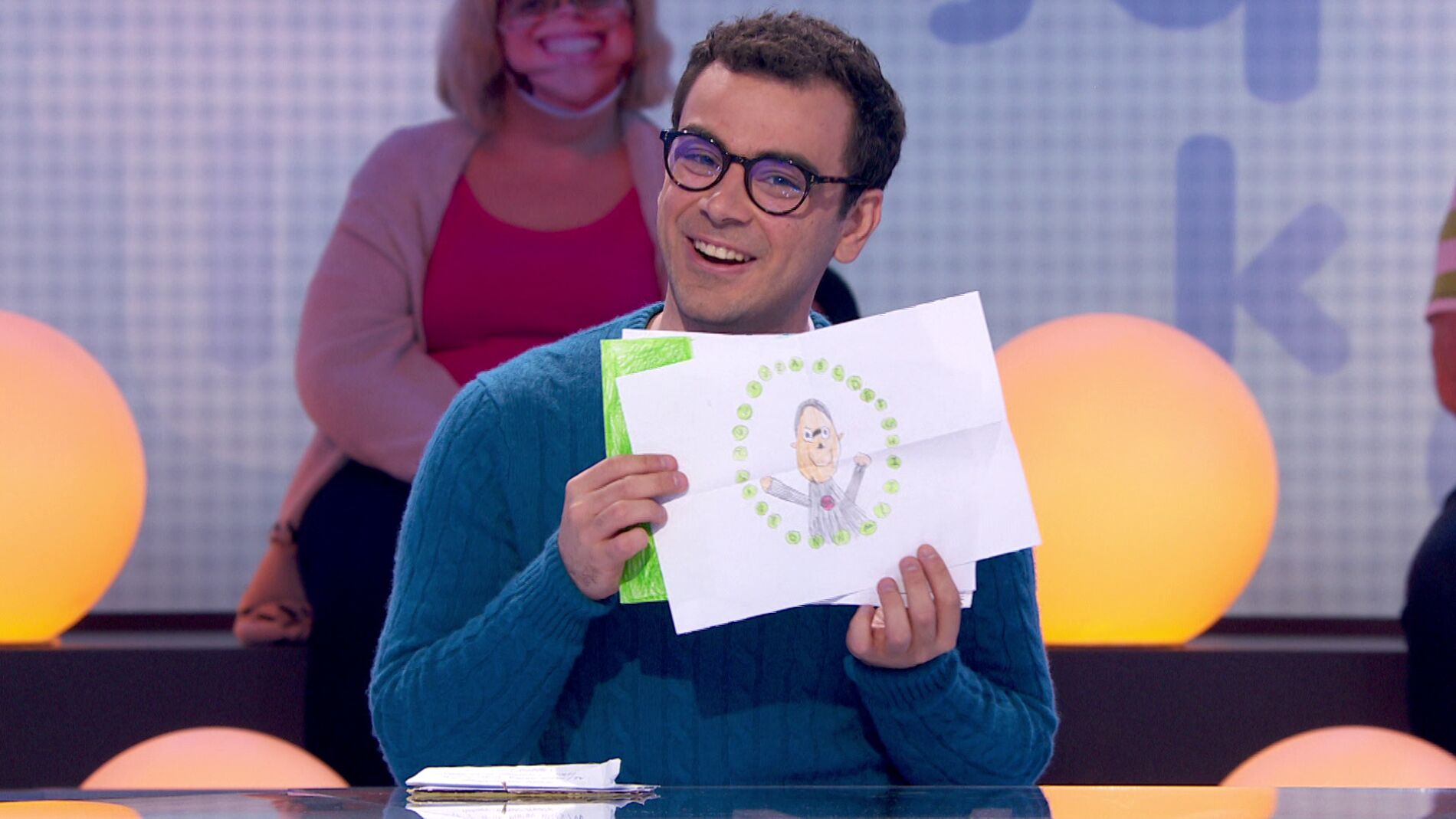 Cartas, dibujos y mucho amor: Roberto Leal y Pablo reciben correspondencia de los m&aacute;s peque&ntilde;os en &lsquo;Pasapalabra&rsquo;