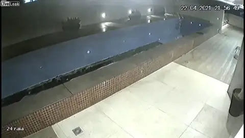 Piscina que se hunde en Brasil Piscina que se hunde en Brasil