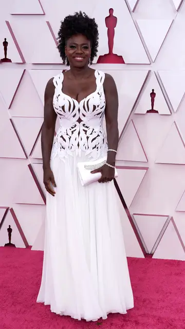 Viola Davis, nominada a mejor actriz por 'La madre del blues', con vestido blanco de Alexander McQueen Alfombra roja Premios Oscar 2021