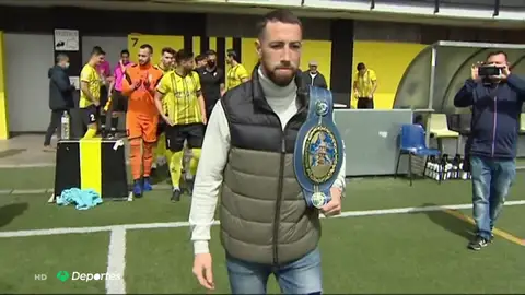 Sandor Martin revalida su corona de campeón de Europa del peso superligero y lo celebra entrenando en un campo de fútbol Sandor Martin revalida su corona de campeón de Europa del peso superligero y lo celebra entrenando en un campo de fútbol