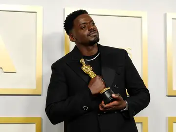 Daniel Kaluuya con su Oscar Daniel Kaluuya con su Oscar