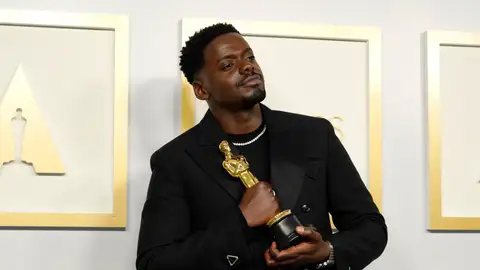 Daniel Kaluuya con su Oscar Daniel Kaluuya con su Oscar